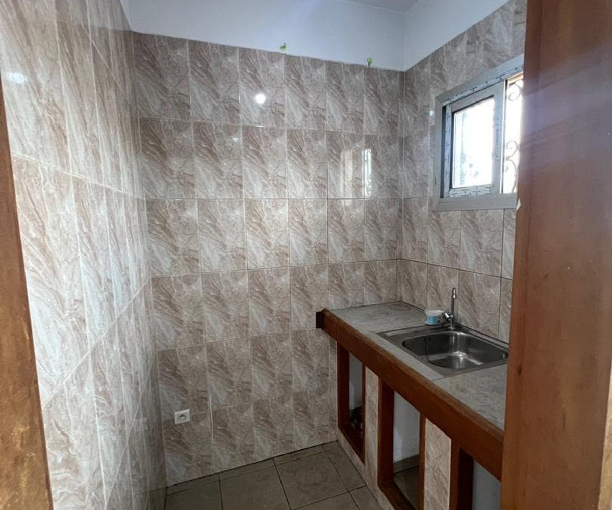 Chambre moderne à louer à Biyem-assi Tkc