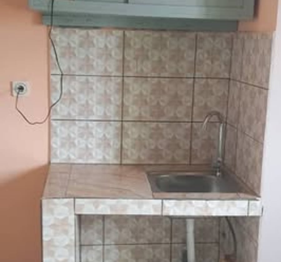 Chambre moderne à Nkozoa