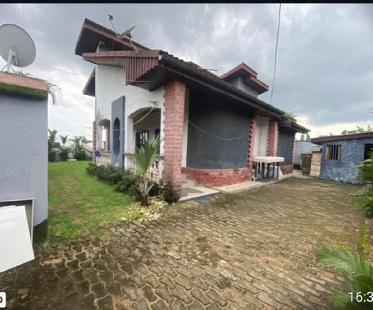 Vaste duplex à louer à Ndogbong