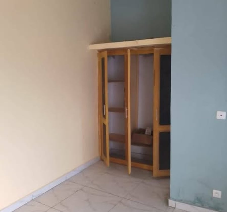 Grande chambre moderne avec cuisine américaine - Messamendongo