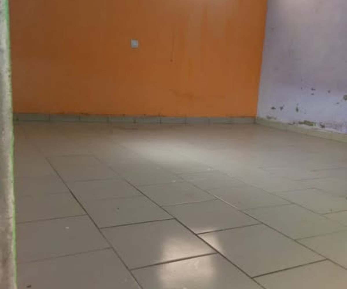Grande chambre moderne à louer à Kotto