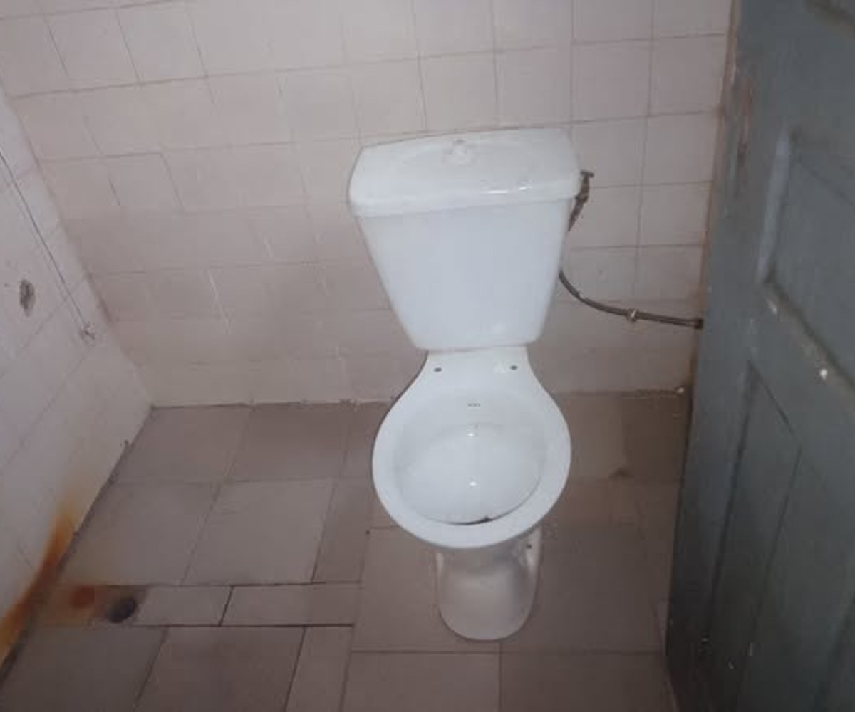 Grande maison de deux chambres à Essomba