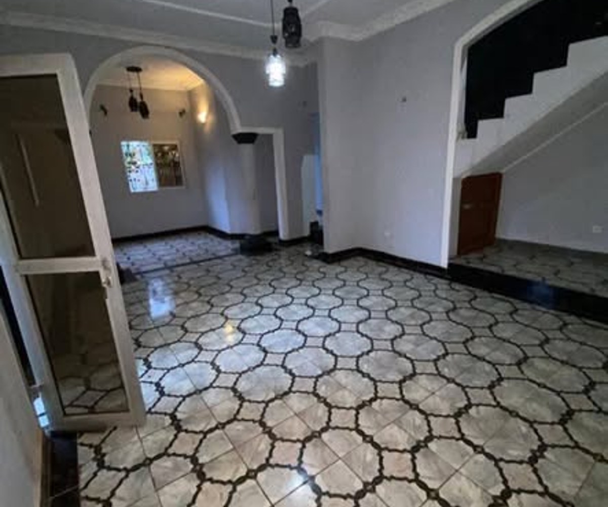 Duplex à louer à Odza