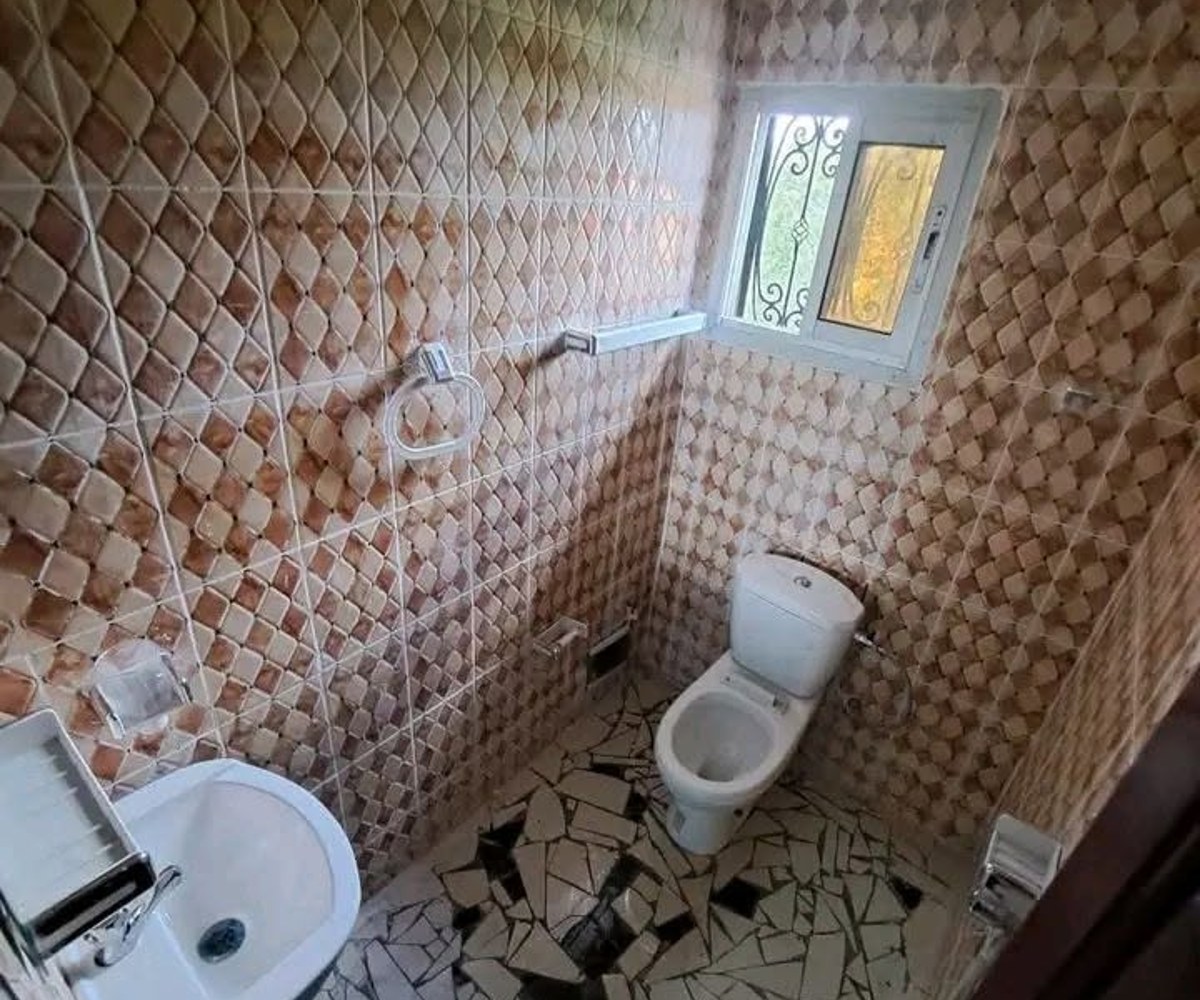 vaste appartement moderne nouvellement construit à louer à messamendongo deux chambres, deux douches, dans la barrière avec parking forage 1