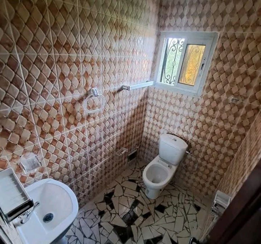 vaste appartement moderne nouvellement construit à louer à messamendongo deux chambres, deux douches, dans la barrière avec parking forage 1