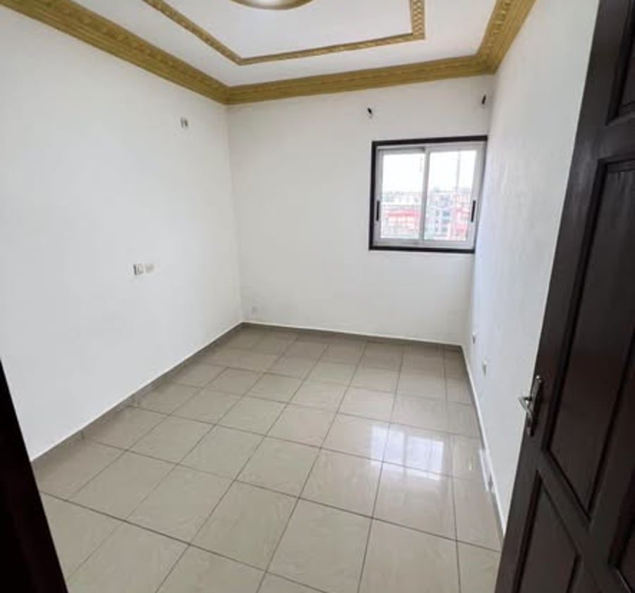 Studio à Kotto, Douala — 1 chambre, 1 salon staffé