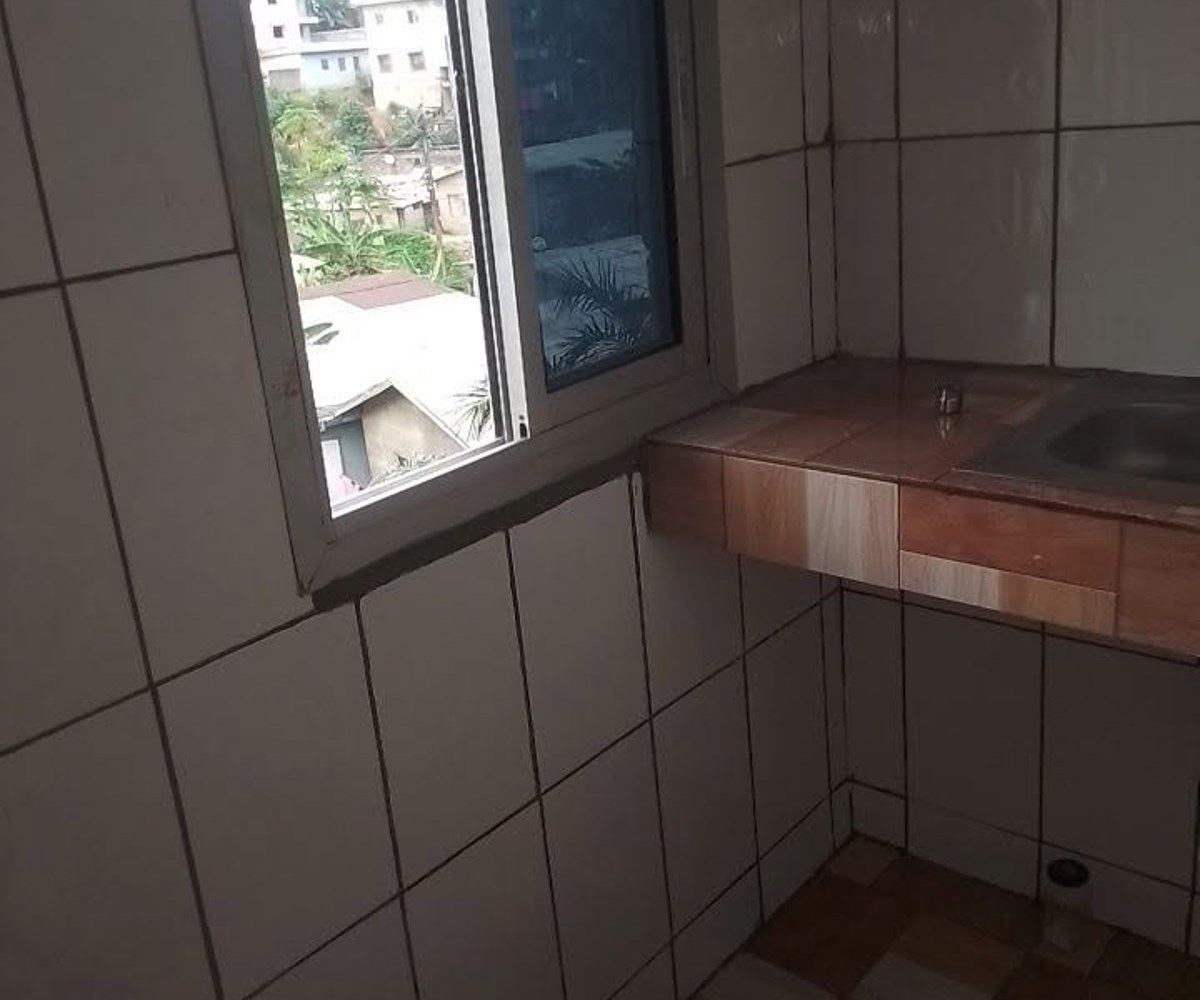 Grande chambre moderne avec cuisine à Beedi