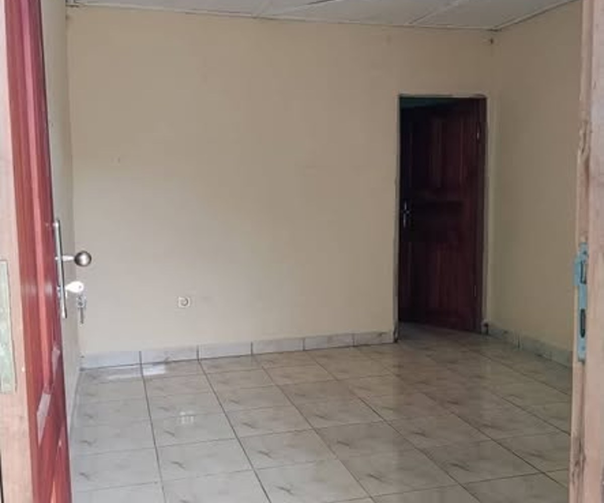 Studio disponible à Efoulan Gendarmerie