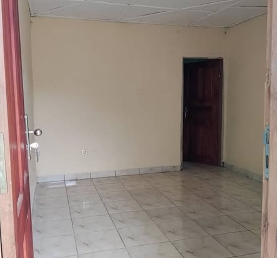 Studio disponible à Efoulan Gendarmerie