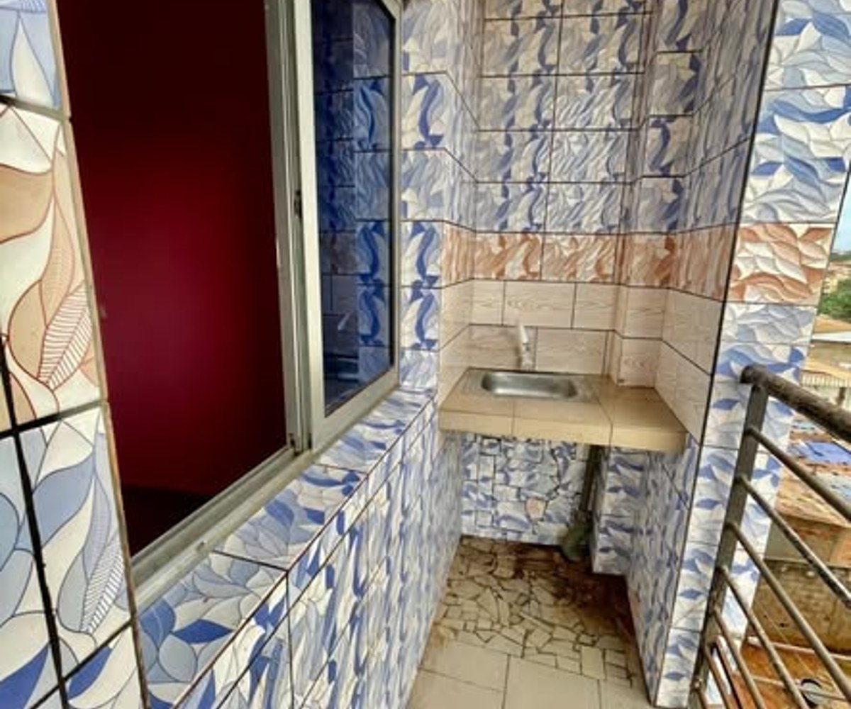 Chambre moderne à louer à Obobogo