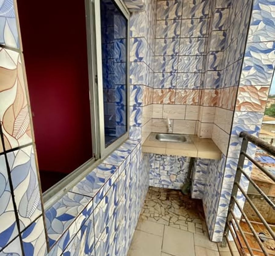 Chambre moderne à louer à Obobogo