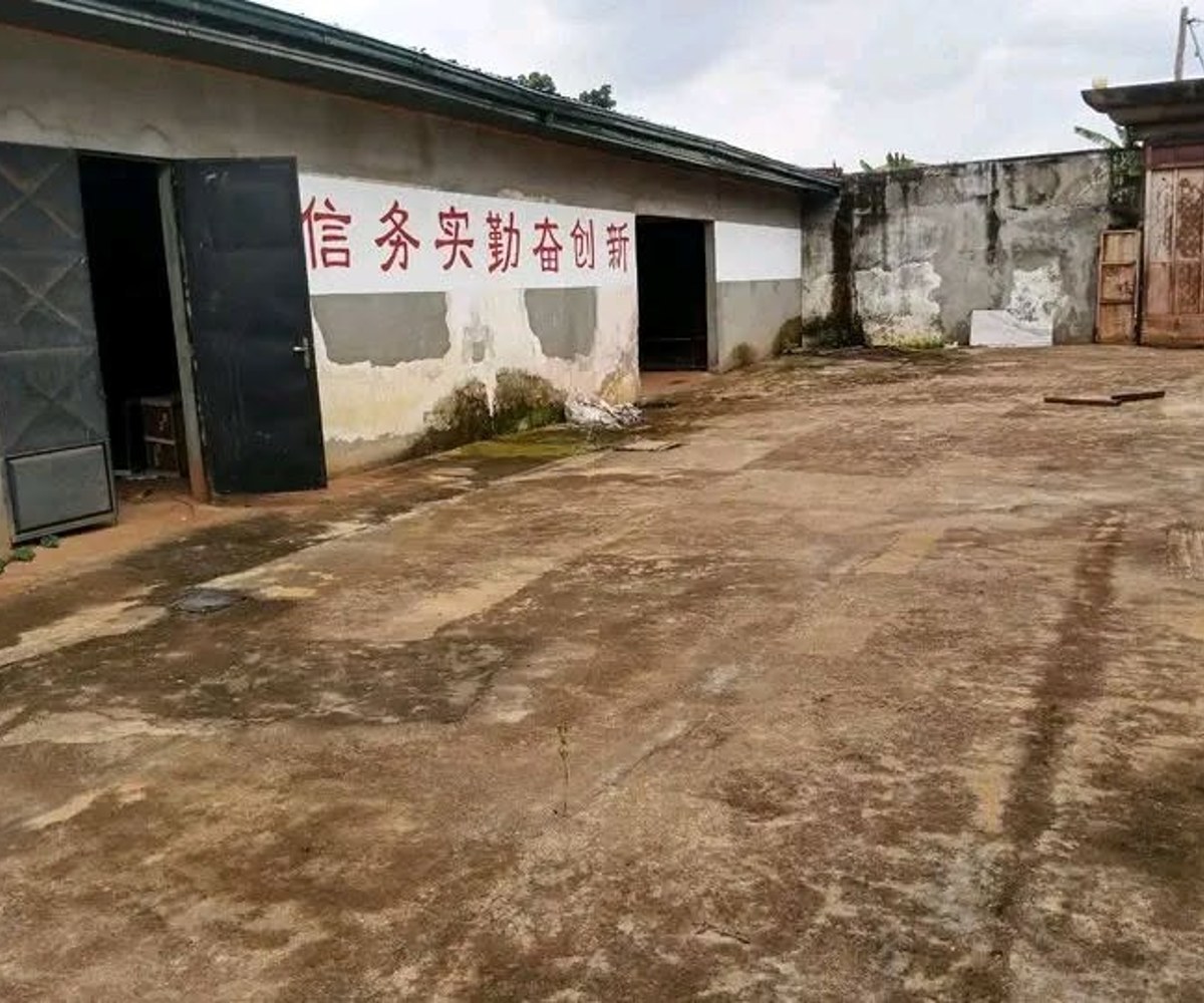 Entrepôt à louer à Yaoundé Emana