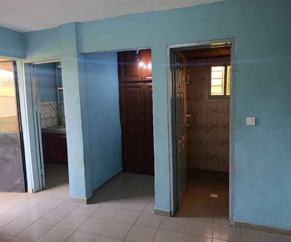 Chambre moderne à louer à Awae Escalier, Yaoundé