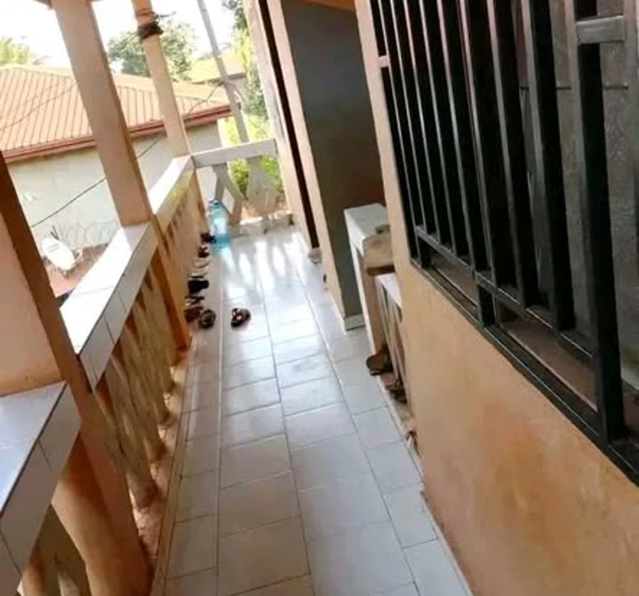 Chambre moderne à Nkolfoulou avec parking