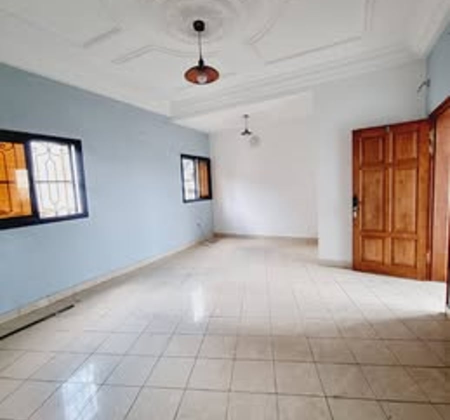 Appartement lumineux et sécurisé à Logbessou