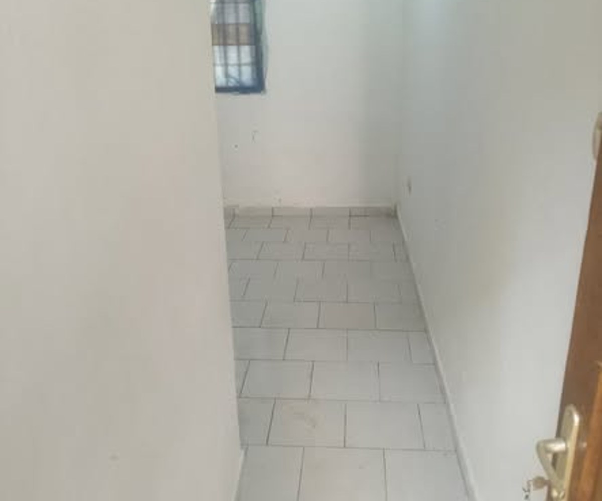 Chambre moderne à Nkoabang