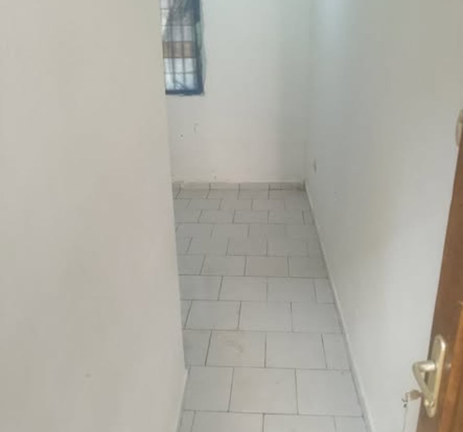 Chambre moderne à Nkoabang