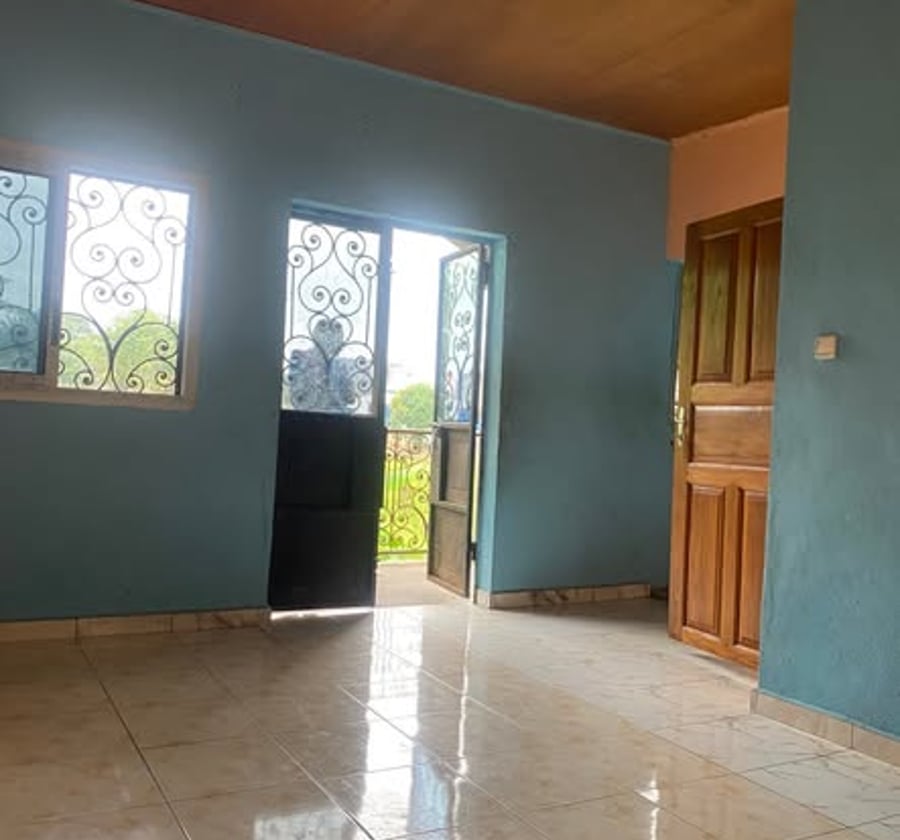 Grand studio moderne à louer à Nkolbong