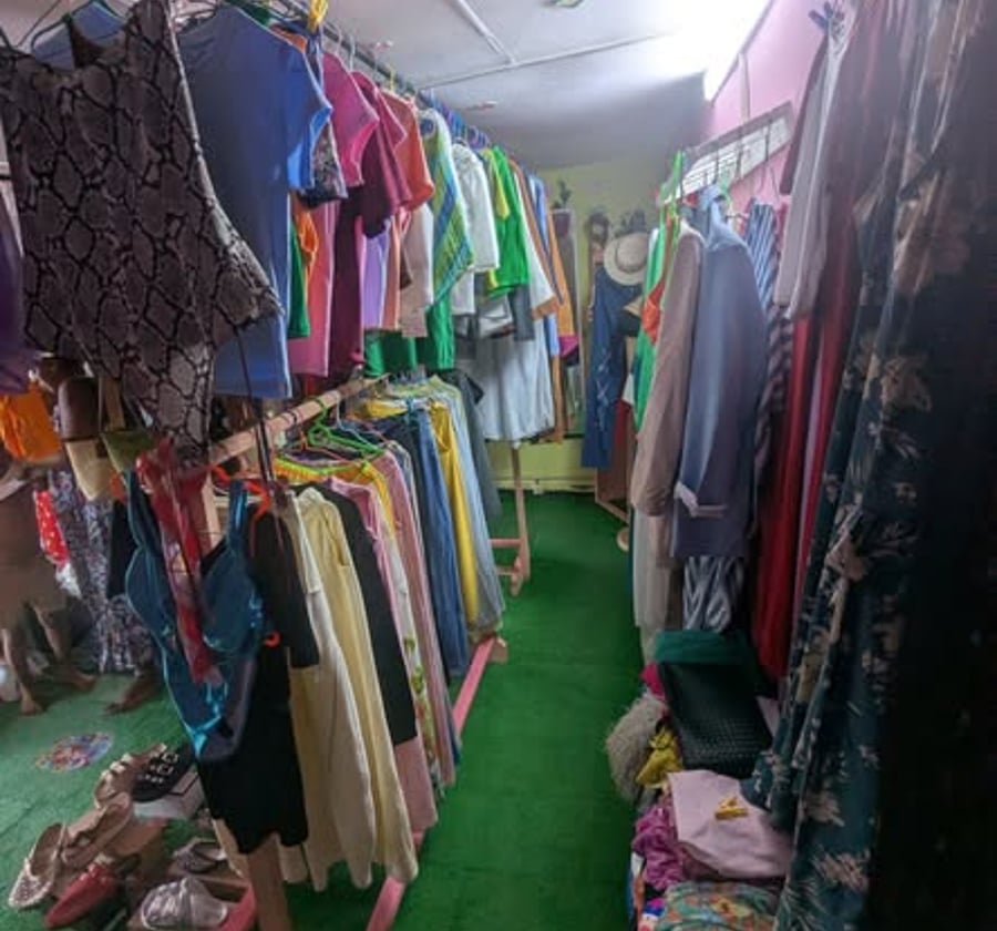 Fond de commerce de vêtements à Ndogbong
