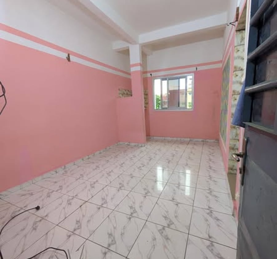 Chambre à louer à Logbessou, proche goudron