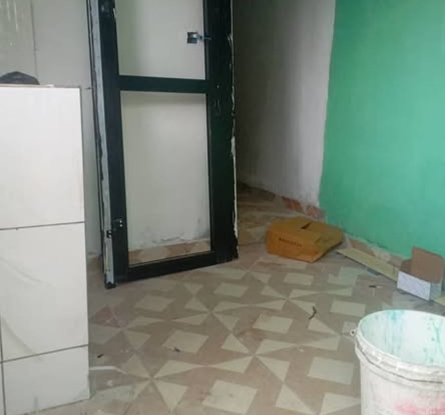 Grande chambre moderne à louer à Beedi (Douala)