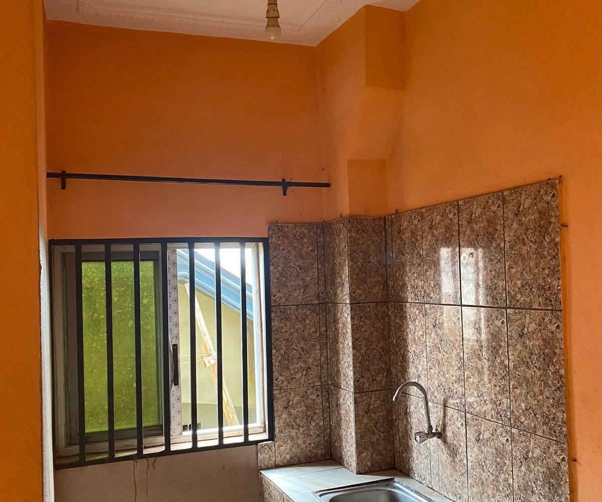 Grande chambre moderne sécurisée - Mimboman