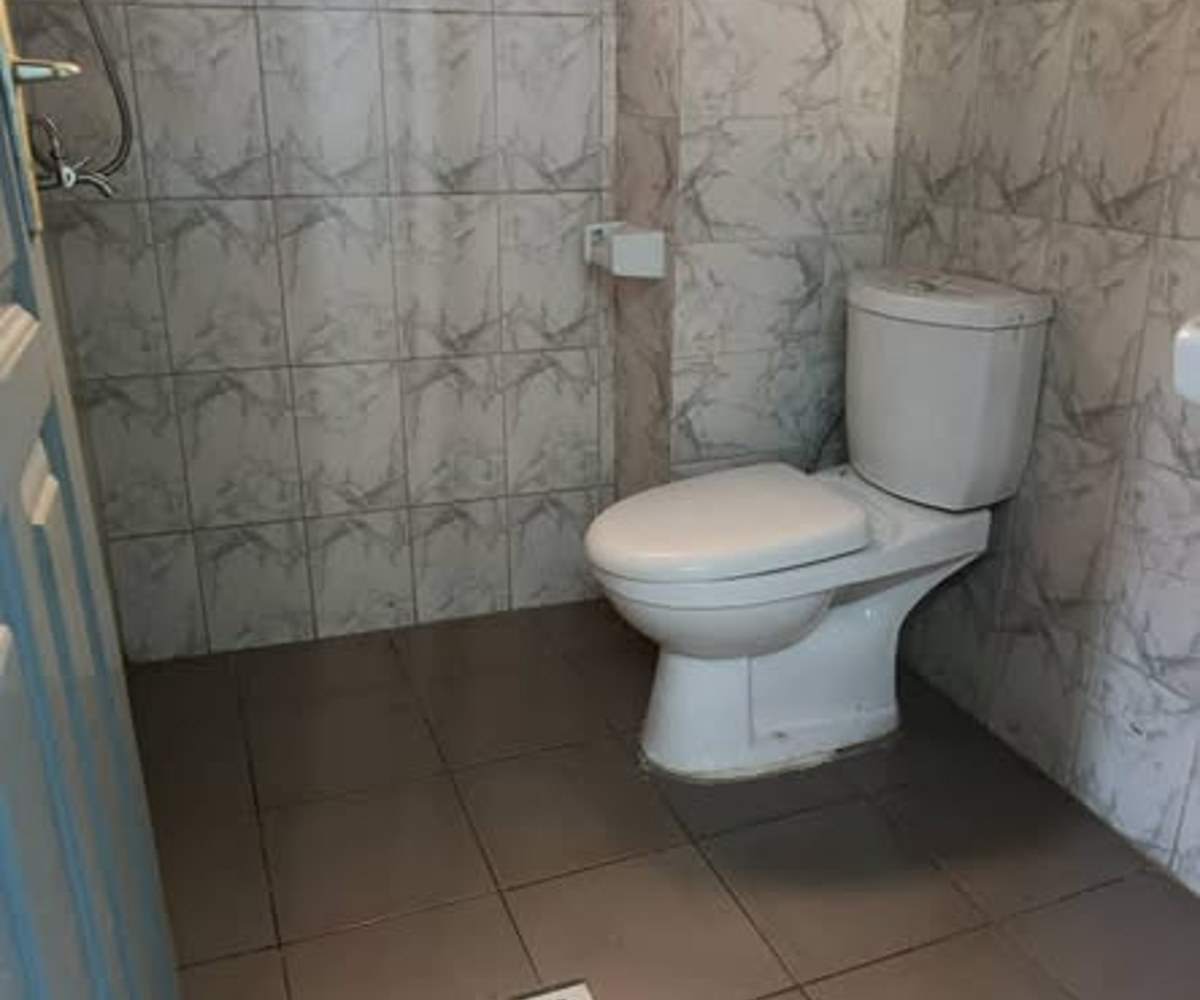 Chambre moderne à louer à Awae Escalier