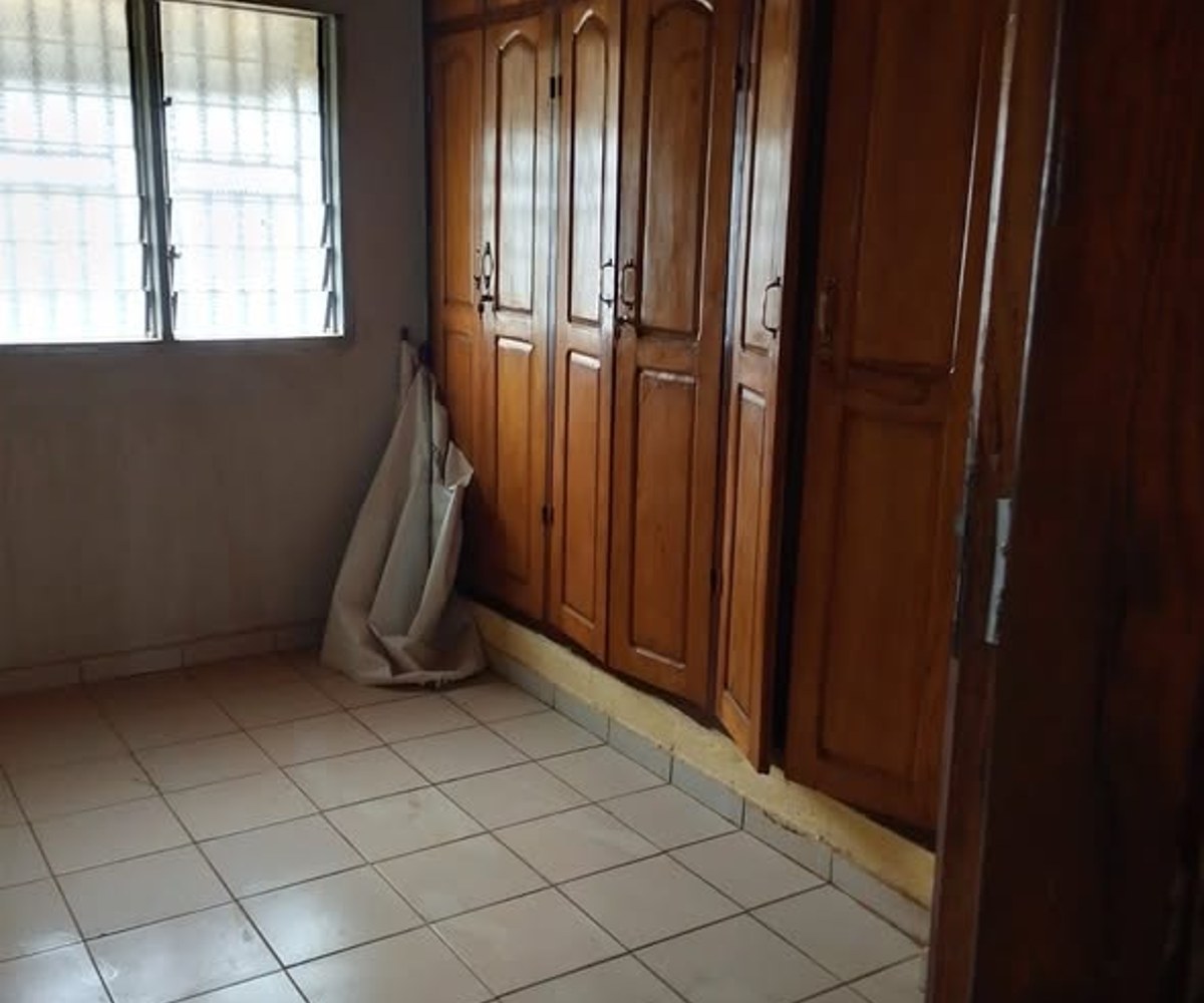 Grand appartement moderne 3 chambres – Biteng