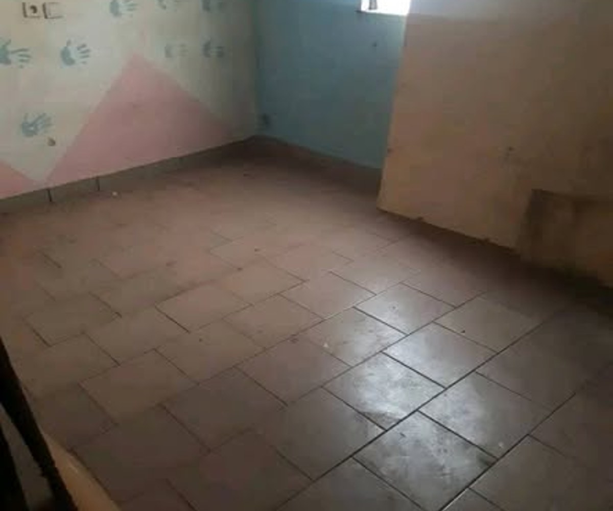 Grande chambre à louer à PK8, Douala