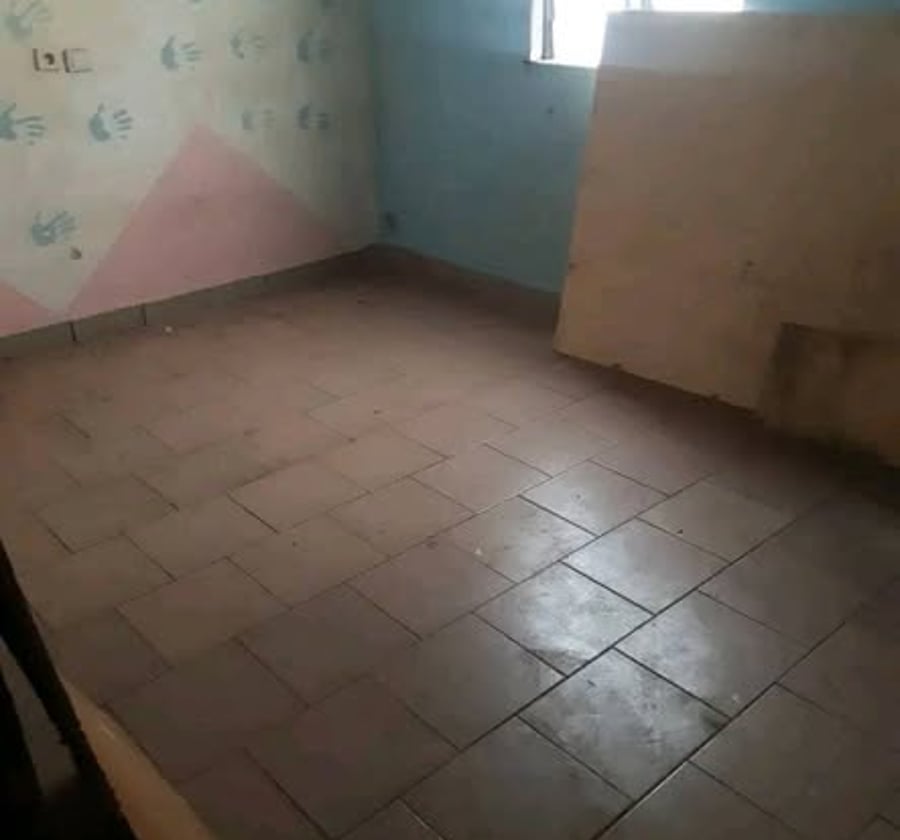Grande chambre à louer à PK8, Douala