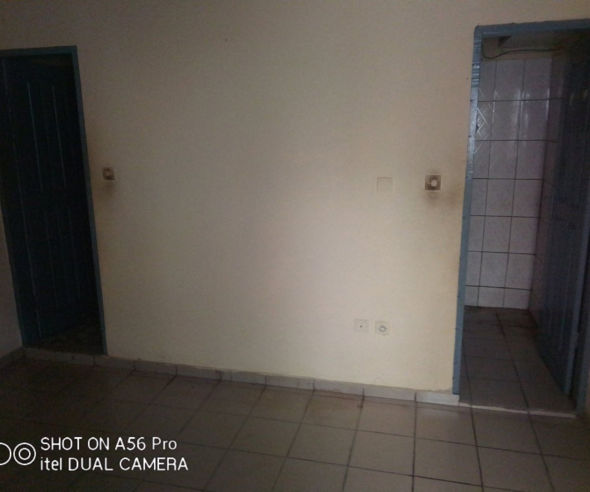 Chambre moderne 3 pièces à Logpom - 45 000 XAF/mois