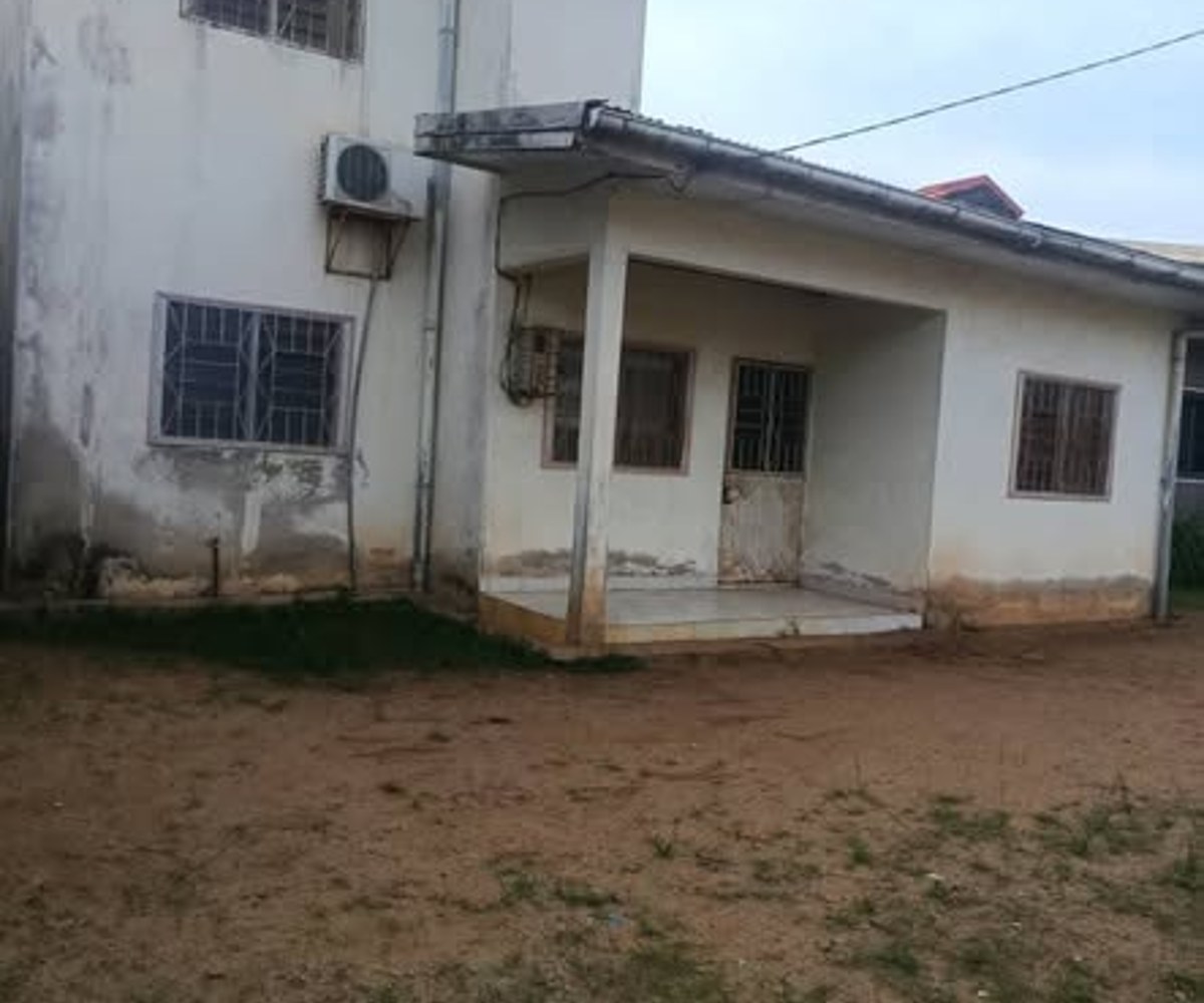 Duplex 4 chambres sur terrain à Yassa