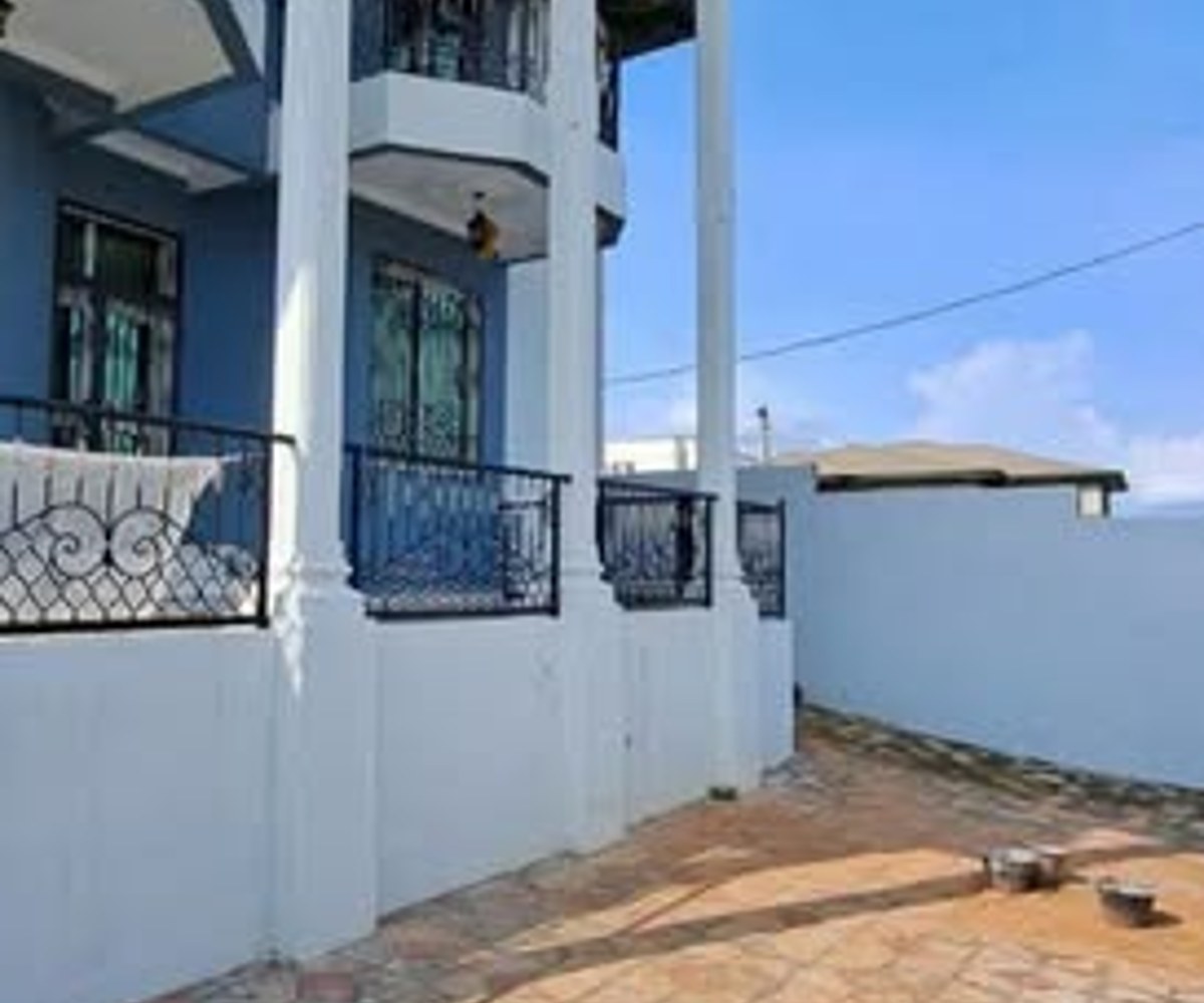 Duplex à louer à Odza – 4 chambres, 5 douches