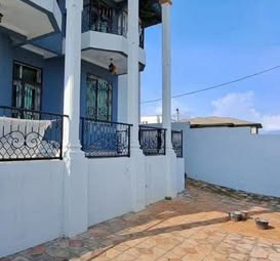 Duplex à louer à Odza – 4 chambres, 5 douches