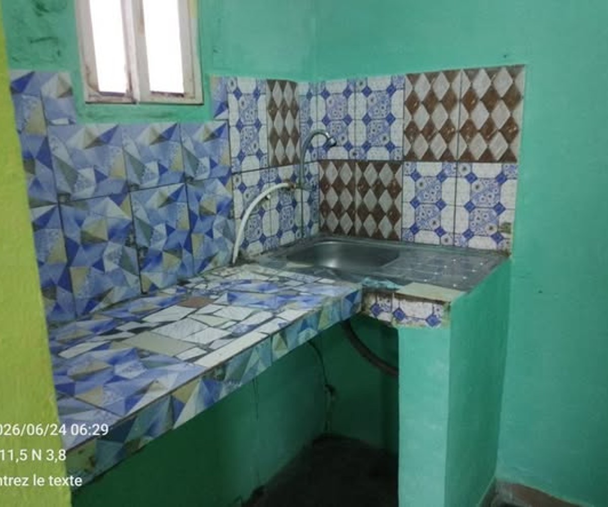 Très grande chambre moderne à louer à Mendong