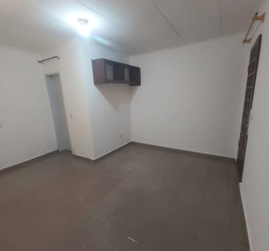 Chambre moderne à Biyem-Assi