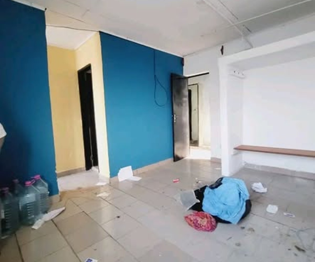 Chambre moderne avec cuisine et balcon à Ange Raphaël