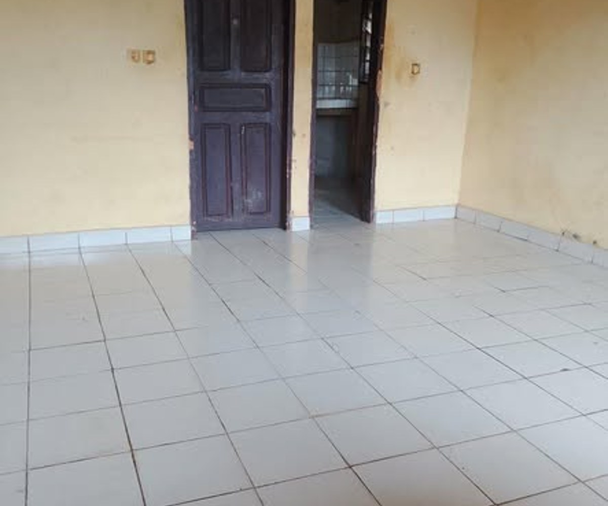 Studio 4 pièces - carrefour Etoug-Ebe