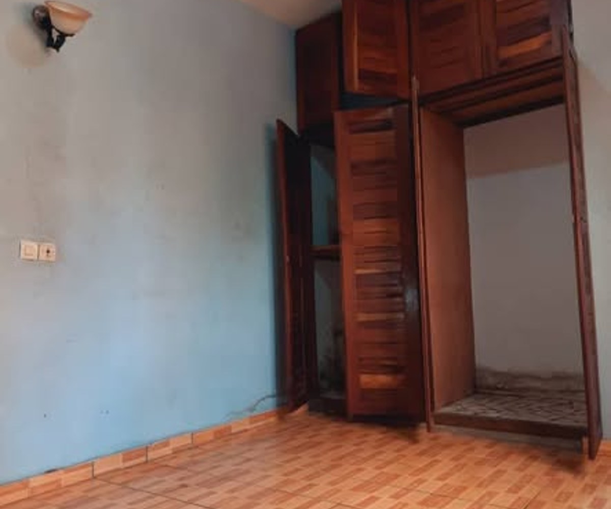 Vaste chambre moderne trois pièces à Essos