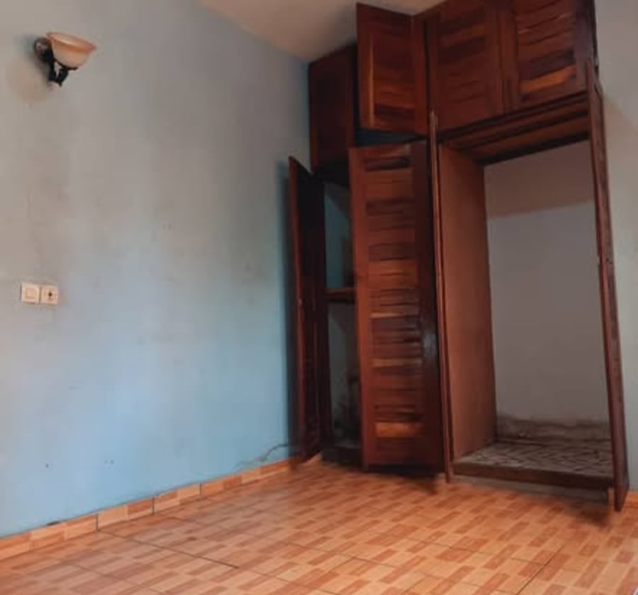 Vaste chambre moderne trois pièces à Essos