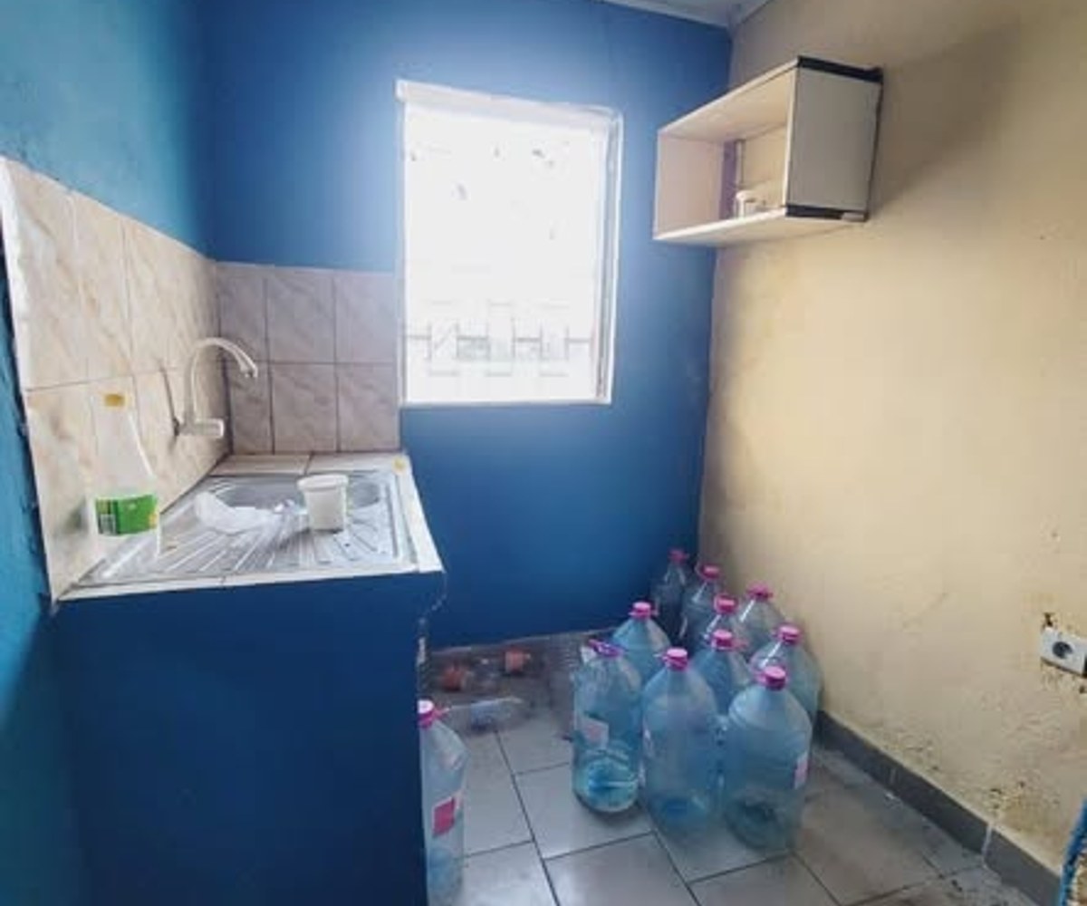 Chambre moderne avec cuisine et balcon à Ange Raphaël