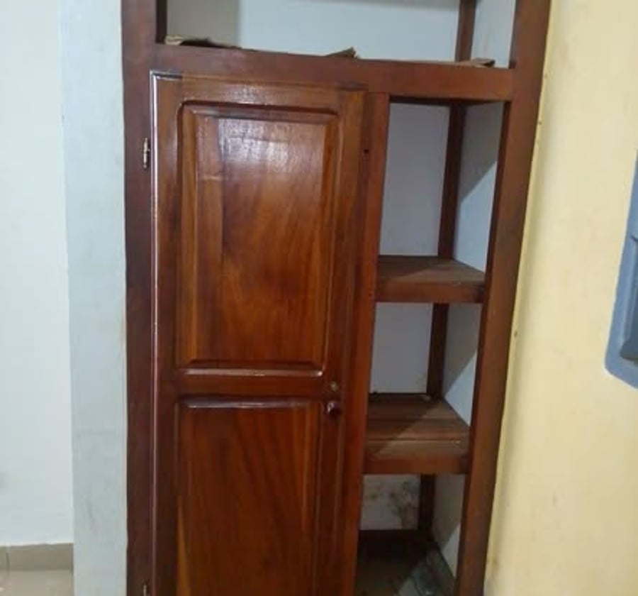 Chambre moderne à Nkomo, entrée Okui