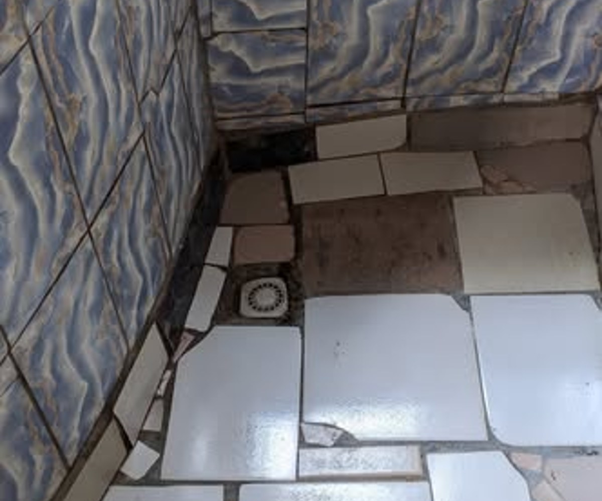 Vaste chambre semi-moderne à louer à Obobogo