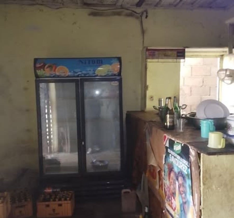 Grande boutique à louer à Ndokoti