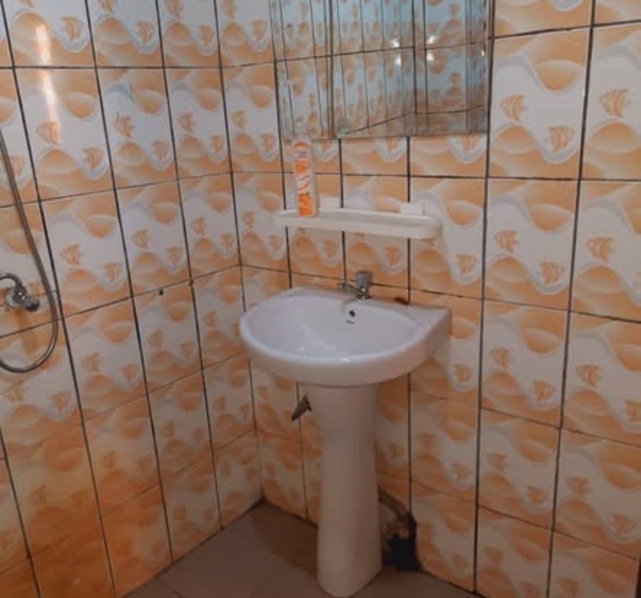 Grande chambre moderne - Hôpital de la caisse, Yaoundé