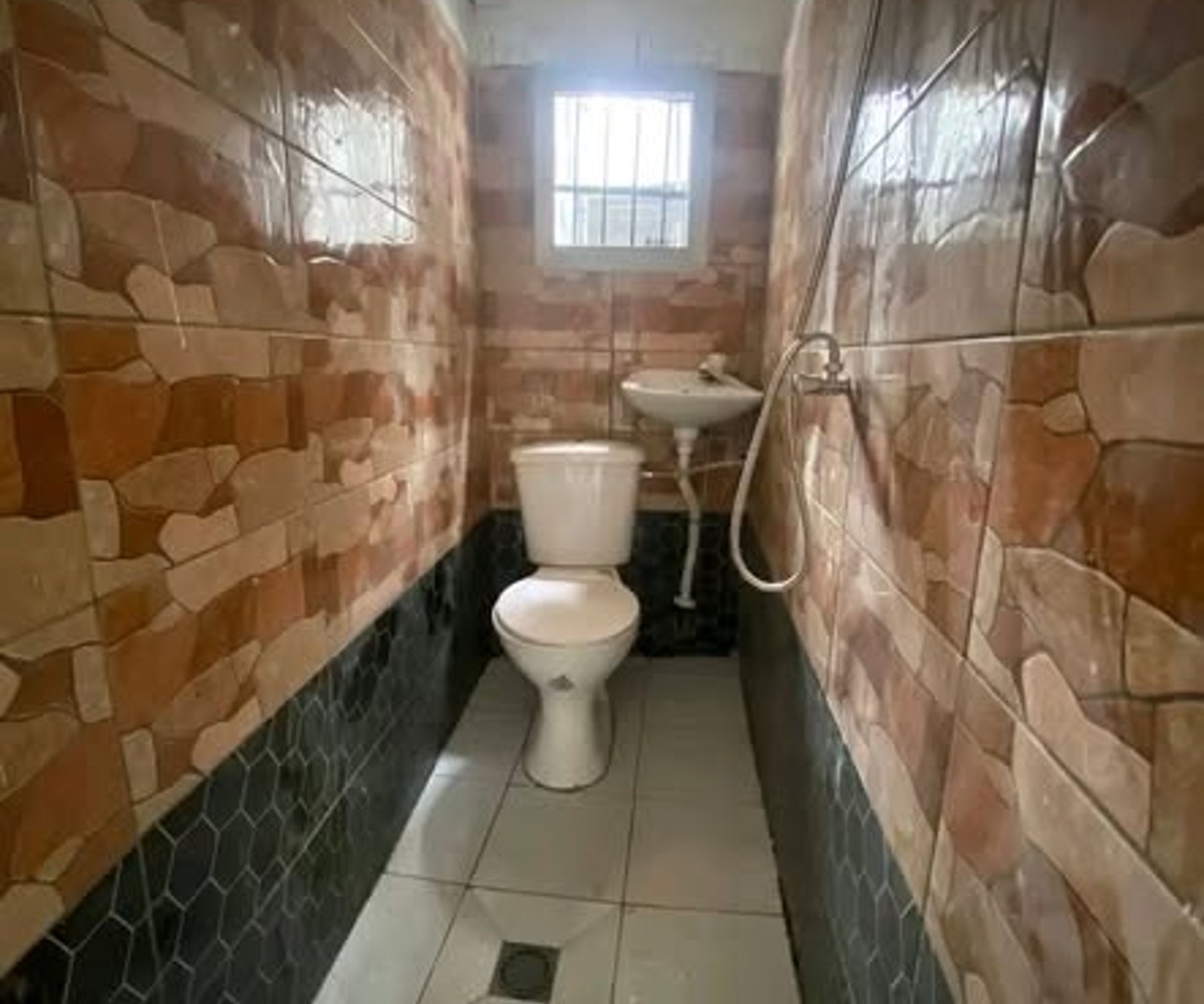chambre moderne avec cuisine nouvellement construit à nyalla entré école on entre à 150f et on sort à 100f dans la barrière parking moto