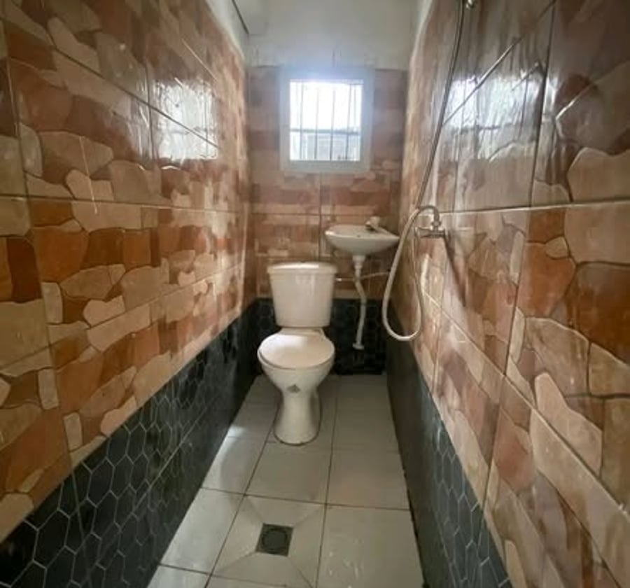 chambre moderne avec cuisine nouvellement construit à nyalla entré école on entre à 150f et on sort à 100f dans la barrière parking moto