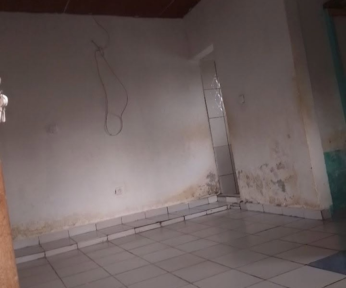 Grande chambre moderne avec cuisine à Beedi