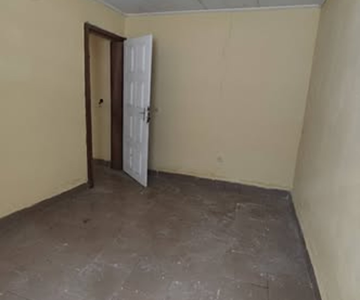 Vaste chambre moderne à Emana