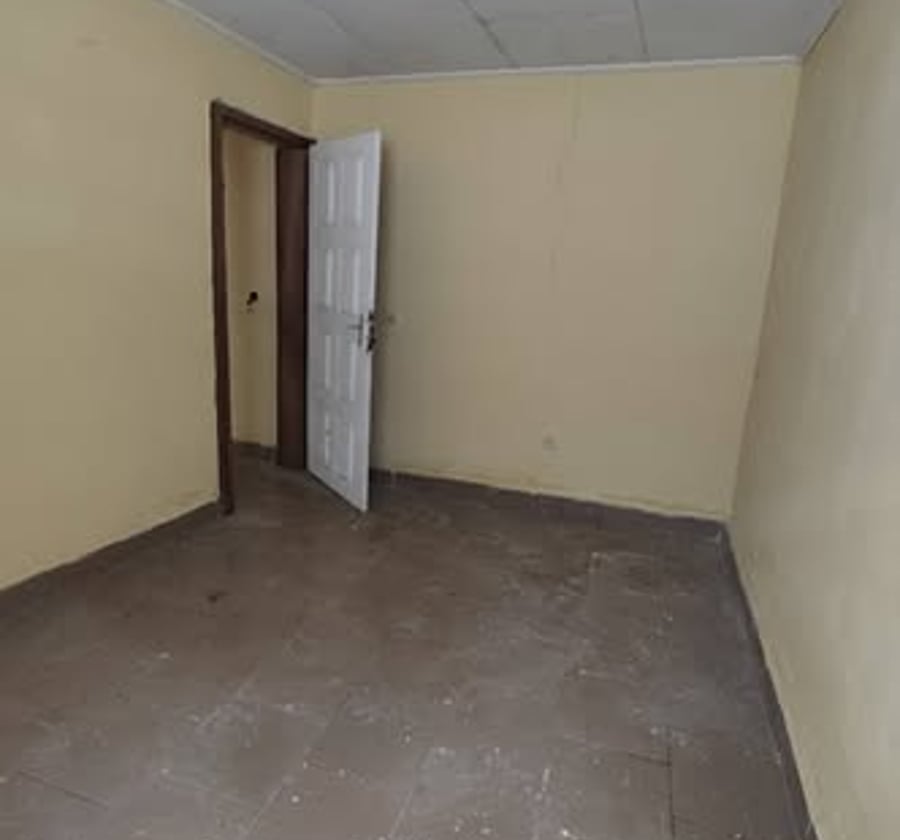 Vaste chambre moderne à Emana